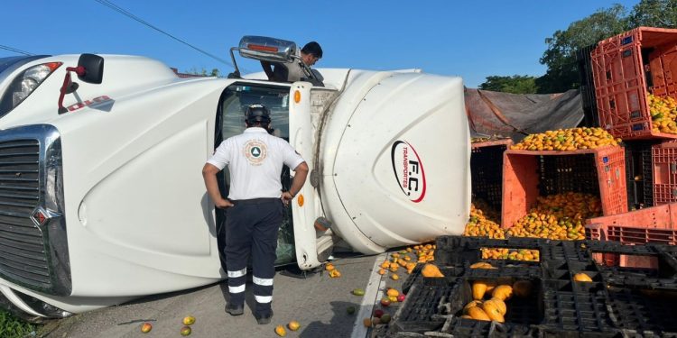 UEPC atiende volcadura de tractocamión en autopista, a la salida de Colima a Manzanillo