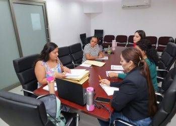 H Congreso del Estado de Colima. Reciben de la Secretaría General del Congreso del Estado, los expedientes de las colimenses inscritas en la convocatoria para el Primer Parlamento Abierto de Mujeres