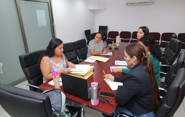 H Congreso del Estado de Colima. Reciben de la Secretaría General del Congreso del Estado, los expedientes de las colimenses inscritas en la convocatoria para el Primer Parlamento Abierto de Mujeres