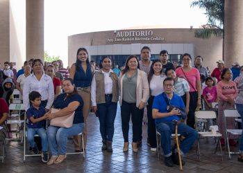 Rosario Silva entrega tarjetas del Banco del Bienestar a más derechohabientes de la Pensión de Discapacidad