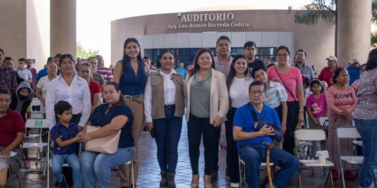 Rosario Silva entrega tarjetas del Banco del Bienestar a más derechohabientes de la Pensión de Discapacidad