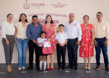Indira Vizcaíno sigue entregando mochilas, útiles y uniformes gratuitos; este lunes los recibieron estudiantes de Coquimatlán e Ixtlahuacán