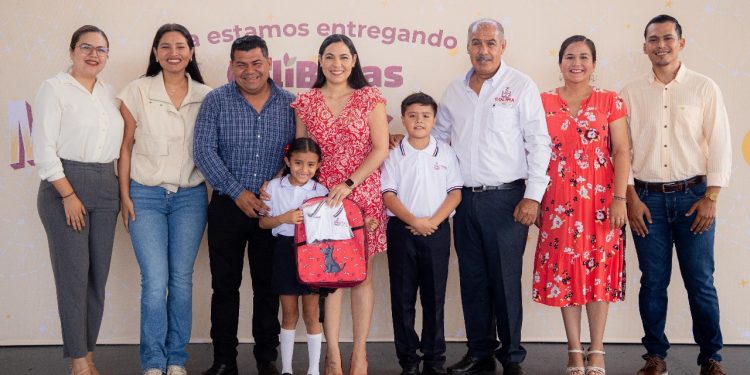 Indira Vizcaíno sigue entregando mochilas, útiles y uniformes gratuitos; este lunes los recibieron estudiantes de Coquimatlán e Ixtlahuacán