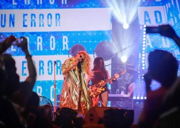 Rosi Bayardo refrenda su compromiso con los derechos de la comunidad LGBT+ en el Festival del Orgullo