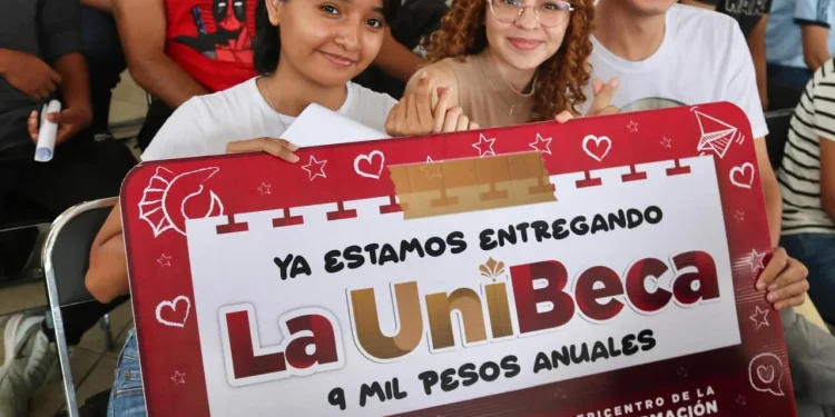 Manzanillo, único municipio del país en entregar una beca a todos en universidad: Rosi Bayardo