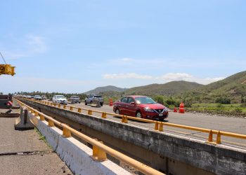 Seidum colocó las primeras trabes en el Puente ‘Armería l’; este jueves y sábado continúan las labores