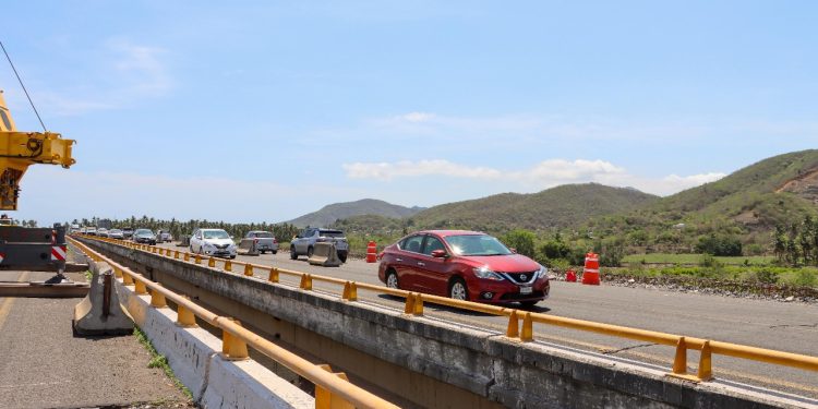 Seidum colocó las primeras trabes en el Puente ‘Armería l’; este jueves y sábado continúan las labores