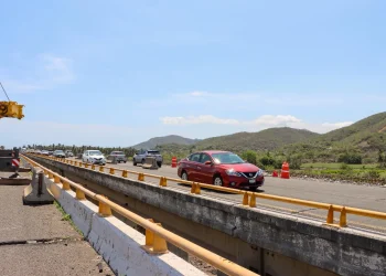 Seidum colocó las primeras trabes en el Puente ‘Armería l’; este jueves y sábado continúan las labores