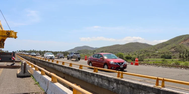 Seidum colocó las primeras trabes en el Puente ‘Armería l’; este jueves y sábado continúan las labores