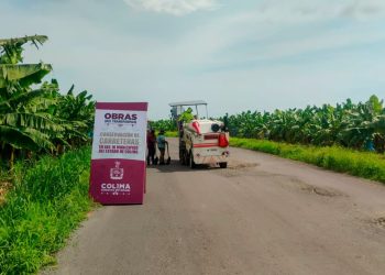 Gobierno del Estado realiza bacheo en la carretera Cerro de Ortega-Callejones, en Tecomán