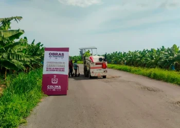 Gobierno del Estado realiza bacheo en la carretera Cerro de Ortega-Callejones, en Tecomán