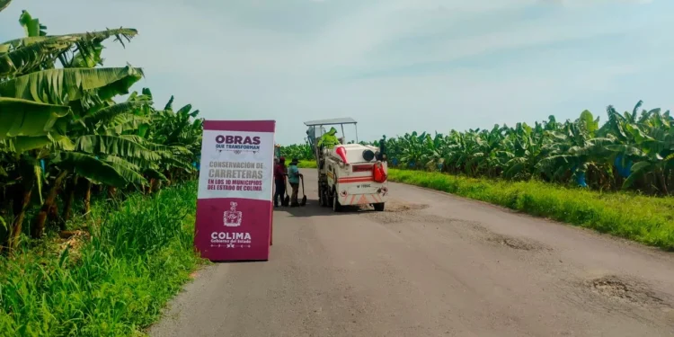 Gobierno del Estado realiza bacheo en la carretera Cerro de Ortega-Callejones, en Tecomán
