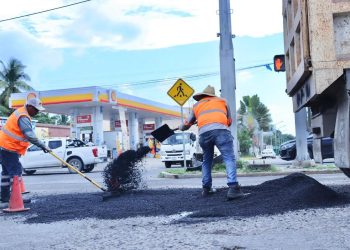 Gobierno de Rosi Bayardo intensifica labores de bacheo para mejorar la movilidad en Manzanillo