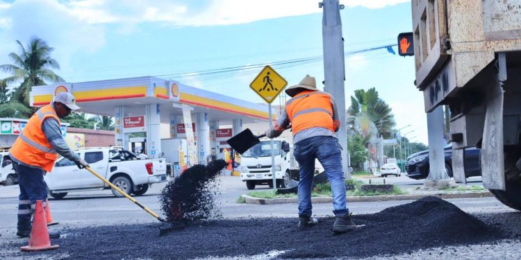Gobierno de Rosi Bayardo intensifica labores de bacheo para mejorar la movilidad en Manzanillo