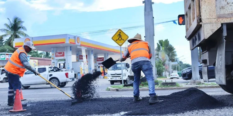 Gobierno de Rosi Bayardo intensifica labores de bacheo para mejorar la movilidad en Manzanillo