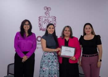 Gobernadora de Colima entregó reconocimientos y mejora nominal a personal de la Defensoría Pública