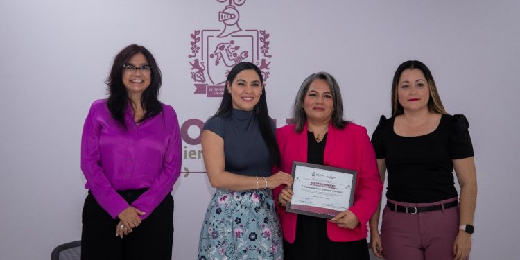Gobernadora de Colima entregó reconocimientos y mejora nominal a personal de la Defensoría Pública