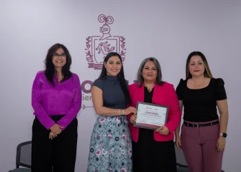 Gobernadora de Colima entregó reconocimientos y mejora nominal a personal de la Defensoría Pública