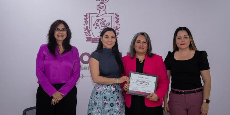 Gobernadora de Colima entregó reconocimientos y mejora nominal a personal de la Defensoría Pública
