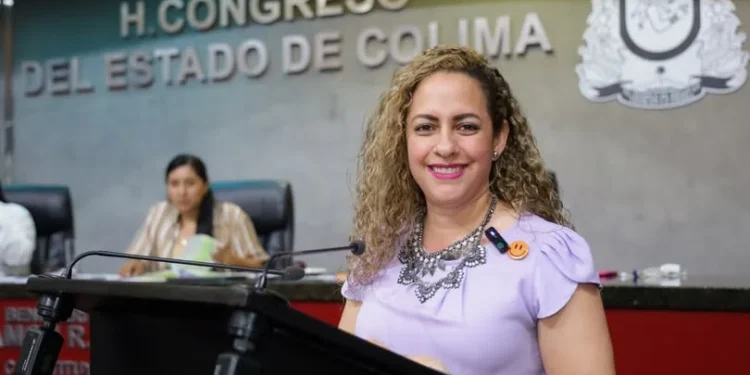 H Congreso del Estado de Colima. La diputada Cristina Lupién celebra la aprobación de la llamada Ley Silla