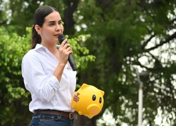 Anuncia Rosi Bayardo obras para familias de la colonia Indeco; prioridad el servicio de agua