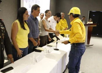 Gobierno de Colima reconoce el trabajo de combatientes de incendios forestales durante la temporada de sequía