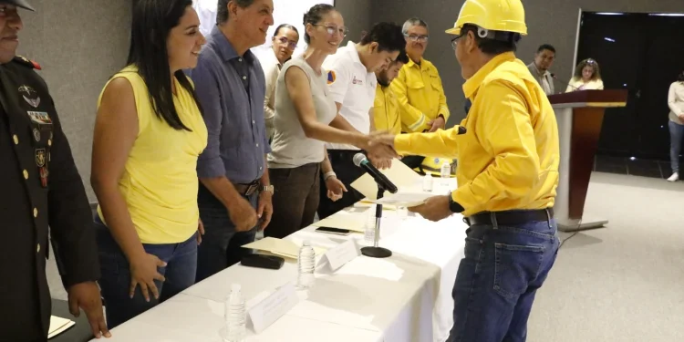Gobierno de Colima reconoce el trabajo de combatientes de incendios forestales durante la temporada de sequía