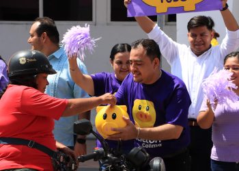 Julio León, Coordinador Nacional de Becas para el Bienestar, se sumó con el corazón al boteo por el Centro de Rehabilitación e Inclusión Infantil Teletón