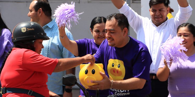 Julio León, Coordinador Nacional de Becas para el Bienestar, se sumó con el corazón al boteo por el Centro de Rehabilitación e Inclusión Infantil Teletón