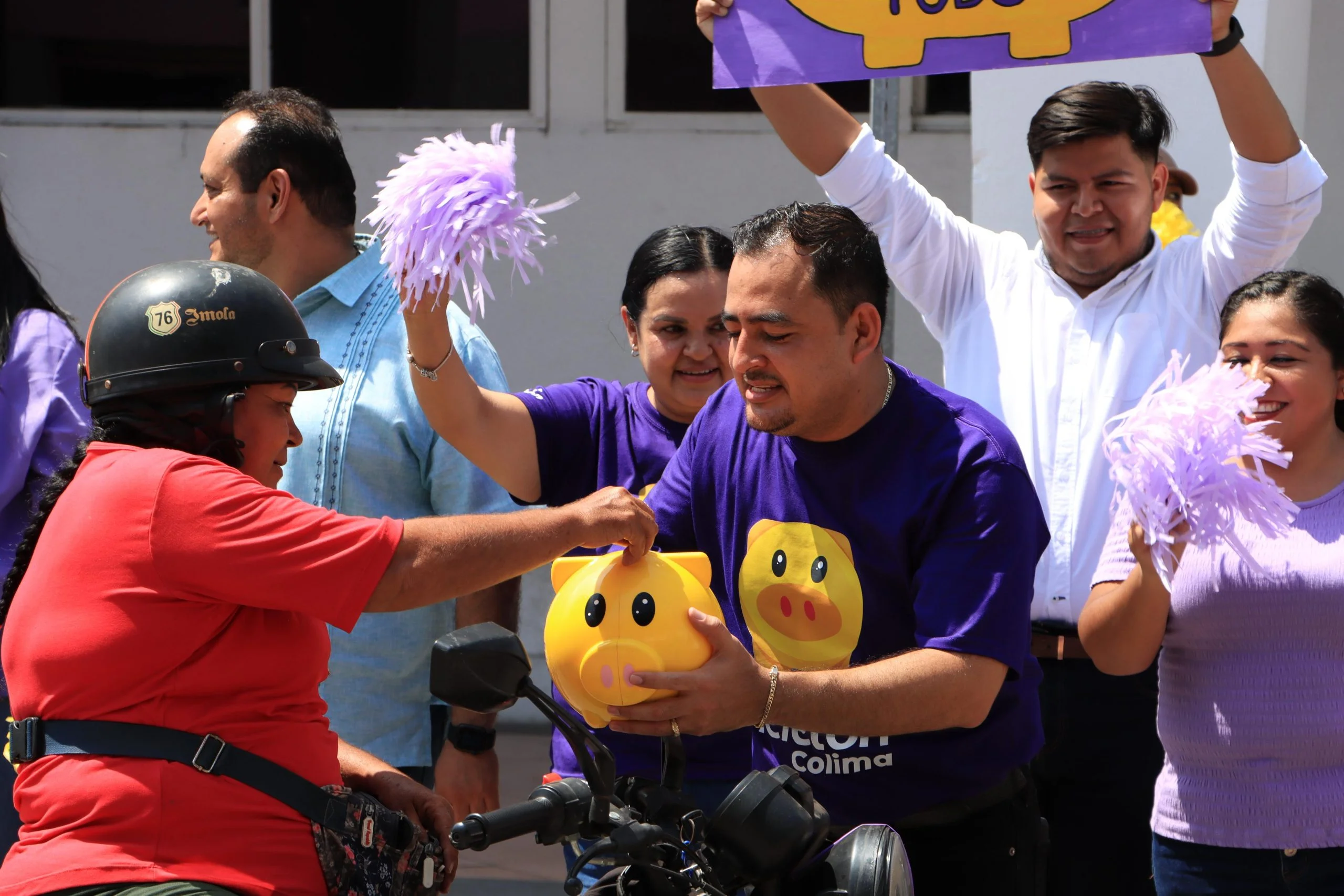 Julio León, Coordinador Nacional de Becas para el Bienestar, se sumó con el corazón al boteo por el Centro de Rehabilitación e Inclusión Infantil Teletón