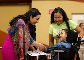 Gobernadora Indira Vizcaíno premia a estudiantes con mejores promedios en la Olimpiada del Conocimiento Infantil 2025