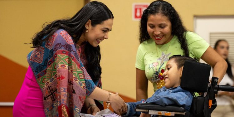 Gobernadora Indira Vizcaíno premia a estudiantes con mejores promedios en la Olimpiada del Conocimiento Infantil 2025