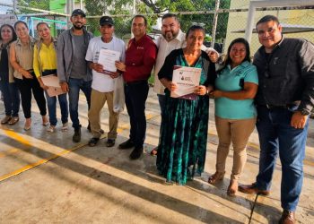 A sus 88 y 73 años, don Adolfo y doña Francisca logran certificado de alfabetización del IEEA Colima