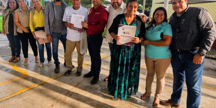 A sus 88 y 73 años, don Adolfo y doña Francisca logran certificado de alfabetización del IEEA Colima