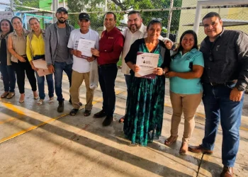 A sus 88 y 73 años, don Adolfo y doña Francisca logran certificado de alfabetización del IEEA Colima