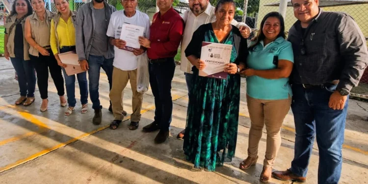 A sus 88 y 73 años, don Adolfo y doña Francisca logran certificado de alfabetización del IEEA Colima