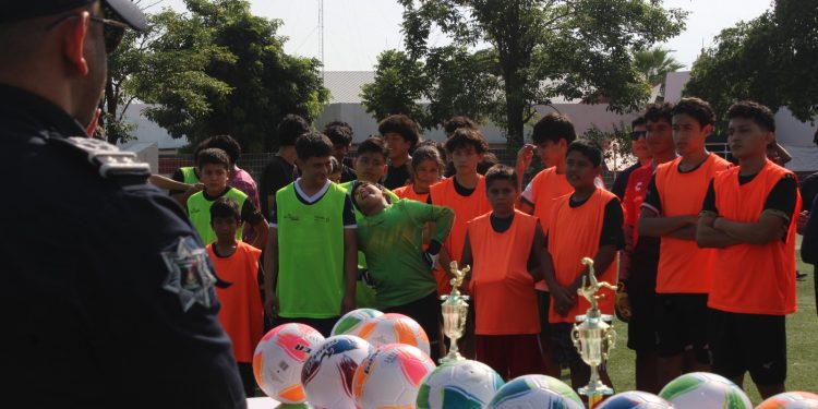 Jóvenes colimenses participan en ‘Mundialito por la Paz’