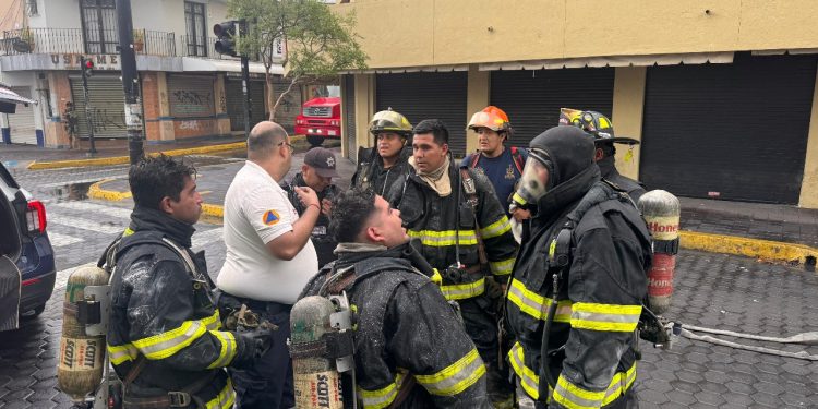 UEPC y Bomberos atienden incendio en comercio del centro histórico de Colima