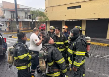 UEPC y Bomberos atienden incendio en comercio del centro histórico de Colima