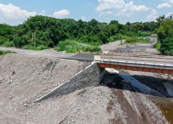 Seidum Colima repara socavón en el libramiento Los Limones a Loma de Juárez
