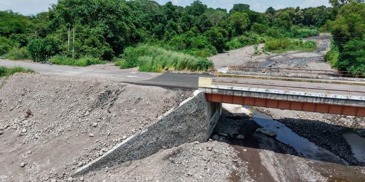 Seidum Colima repara socavón en el libramiento Los Limones a Loma de Juárez