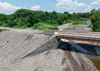 Seidum Colima repara socavón en el libramiento Los Limones a Loma de Juárez