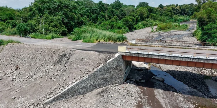 Seidum Colima repara socavón en el libramiento Los Limones a Loma de Juárez