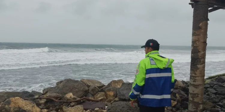 Aunque ‘Ivo’ se alejó de Colima, UEPC pide estar alertas a lluvias de la temporada
