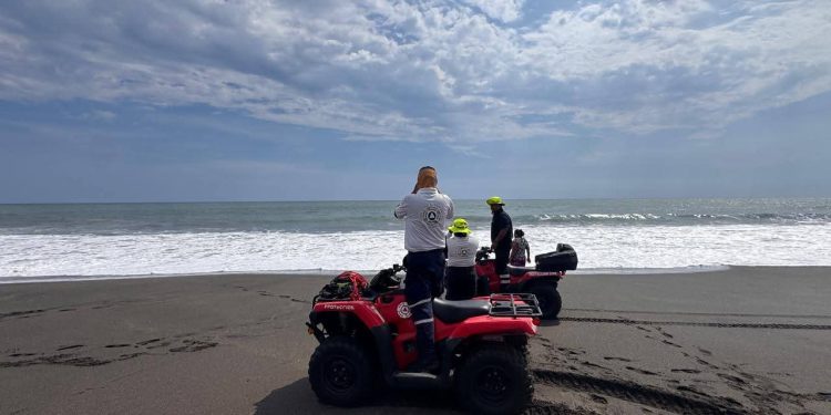 UEPC se une a la búsqueda de una mujer que cayó al mar, en los límites de Colima y Michoacán