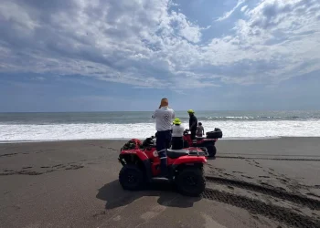 UEPC se une a la búsqueda de una mujer que cayó al mar, en los límites de Colima y Michoacán