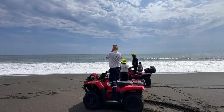 UEPC se une a la búsqueda de una mujer que cayó al mar, en los límites de Colima y Michoacán
