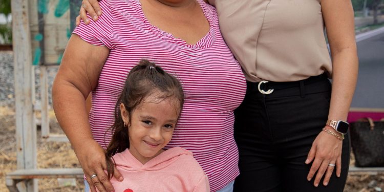 Gobernadora de Colima entrega la pavimentación de la Calzada Galván, en Coquimatlán