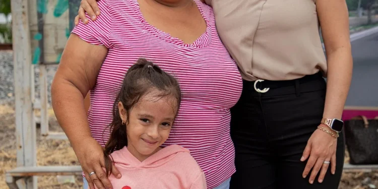 Gobernadora de Colima entrega la pavimentación de la Calzada Galván, en Coquimatlán