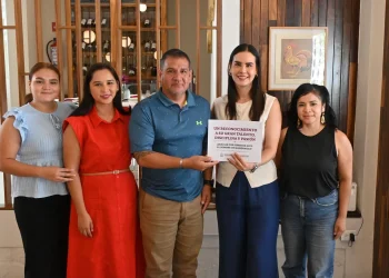 Rosi Bayardo entrega becas a medallistas de la Olimpiada Nacional CONADE